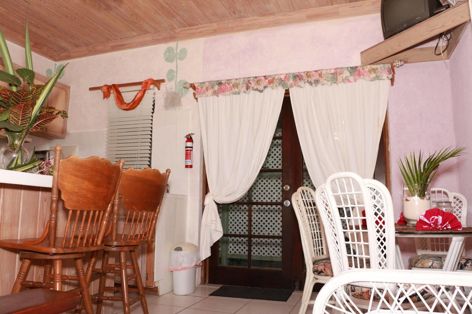 The Sugar Apple Lodging Dunmore Town エクステリア 写真